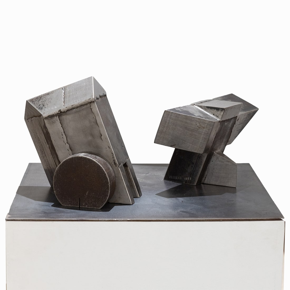 Georg Seibert 1939 Kleinwiesen - 2017: Georg Seibert 1939 Kleinwiesen - 2017 Berlin - Abstract Figures - (1990) Iron. 28 x 60 x 50. Signed on the side: SEIBERT 1990. The iron plate is mounted on the base (98 x 60 x 50 cm).