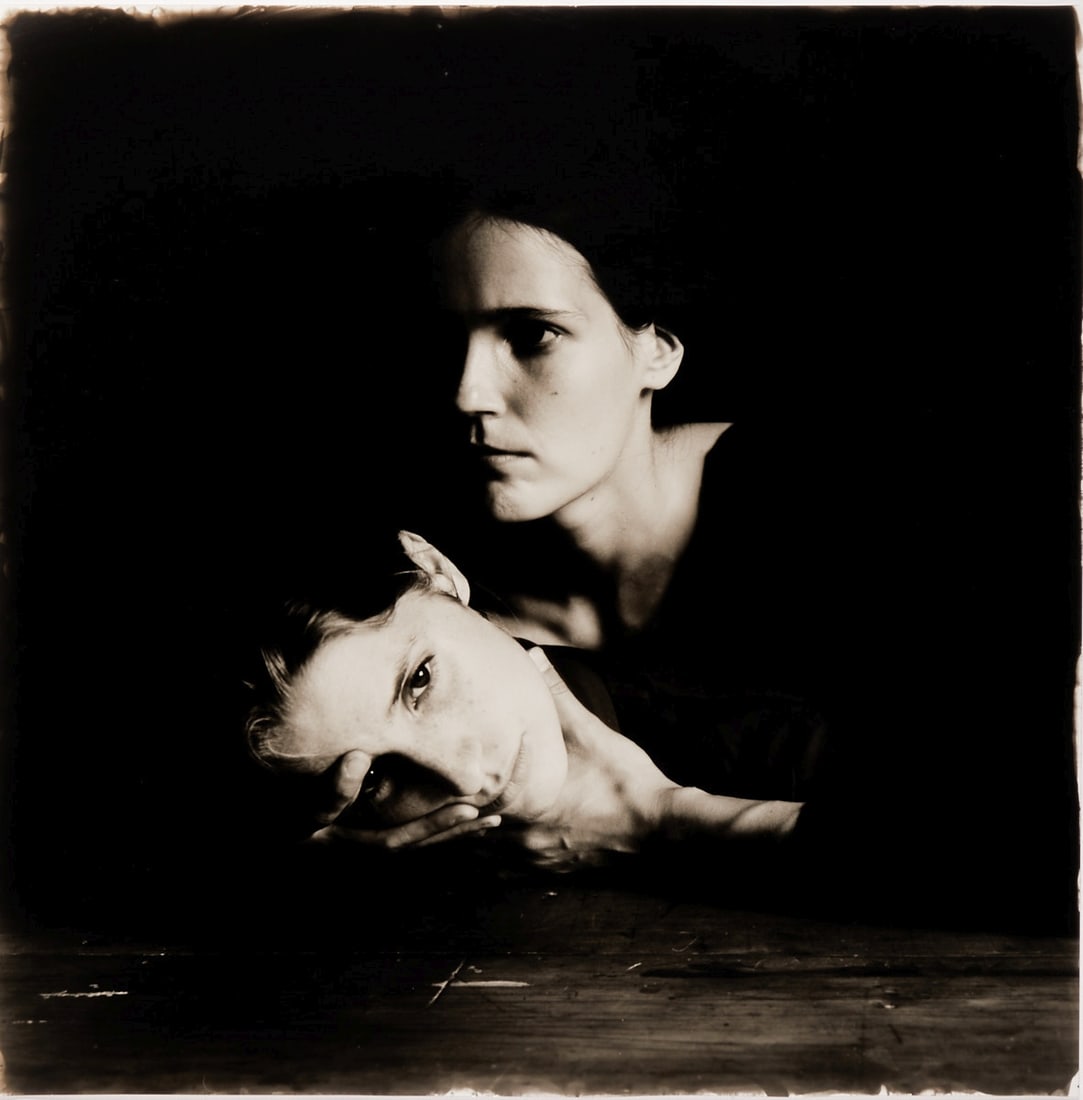 Ingolf Timpner: Ingolf Timpner 1963 Mönchengladbach - 2018 Düsseldorf - Untitled (Two Women) - (1997/1998) Silver gelatin print/baryta paper. 1/3. 51 x 50.7 cm (sheet size), 82 x 82 cm (dimensions with fram