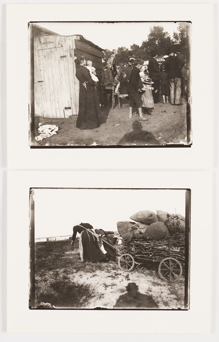 Heinrich Zille: Heinrich Zille 1852 Radeburg/Dresden - 1929 Berlin Portfolio - Brushwood gatherers with carts in front of Berlin-Charlottenburg - (1898/1997) B&W print/photographic paper. 24 x 30 cm. Printed on v