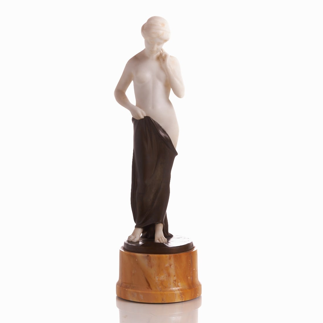 Senter: Senter Active around 1900. - After the Bath - Alabaster. Bronze. Marble. H. w/o base 29.5/35 cm. Signed on the plinth: Senter. Manufacturer's note: C. Schumacher & Co., Osterode.