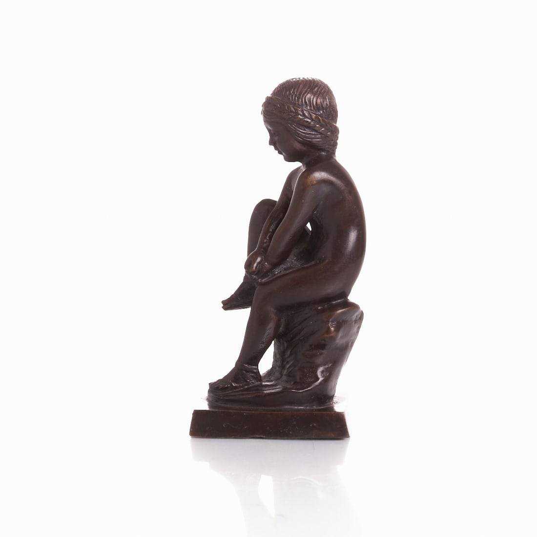 20th Century Artist: 20th Century Artist - Seated Girl - Bronze. Brown patina. H. 19 cm. Unsigned.