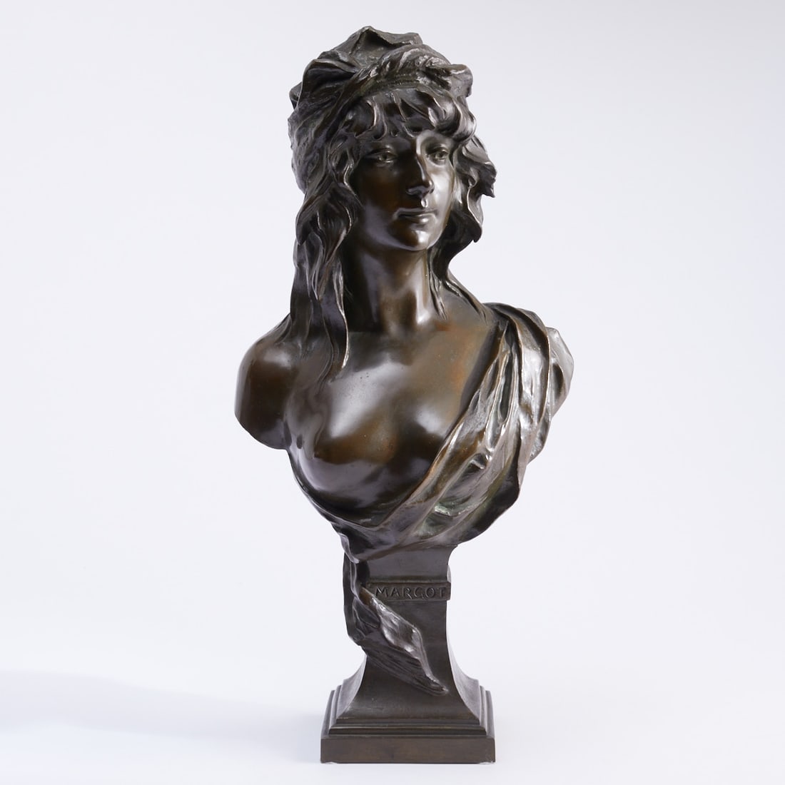 Henri Jacobs: Henri Jacobs 1864 - 1935 -"Margot"- Bronze. Brown patina. H. 49 cm. Signed on the back: J. Jacobs. Founder's mark: H. PETERMANN, BRUXELLES.