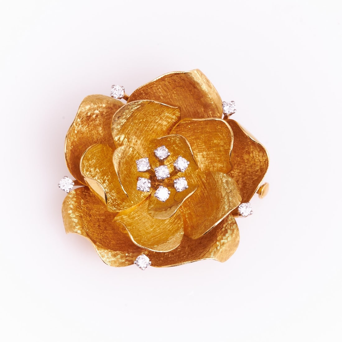 Flower Brooch as a Rose: Flower Brooch as a Rose Mid-Century. 750/- yellow gold and white gold, stamped. Total weight: 17.3 g. 12 brilliant-cut diamonds totaling approx. 0.5-0.6 ct (tw/vvsi). Dimensions: 3.5 x 3.5 cm. Pin