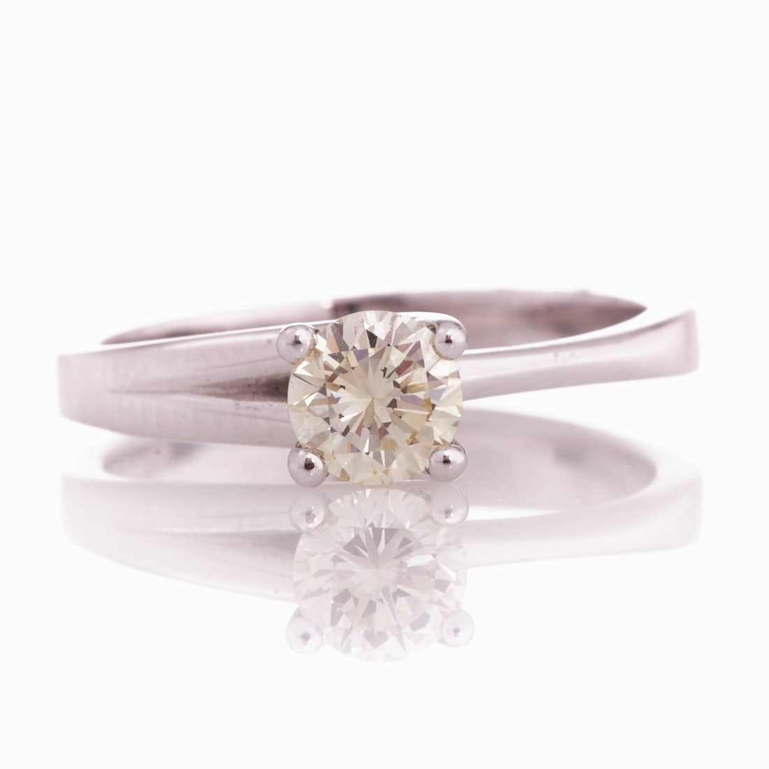 Solitaire Diamond Ring: Solitaire Diamond Ring 750/- white gold, stamped. Total weight: 3.7 g. 1 brilliant cut diamond total approx. 0.57 ct (cr-c/vsi-si). Very good condition. Classically crafted ring with fine diamond