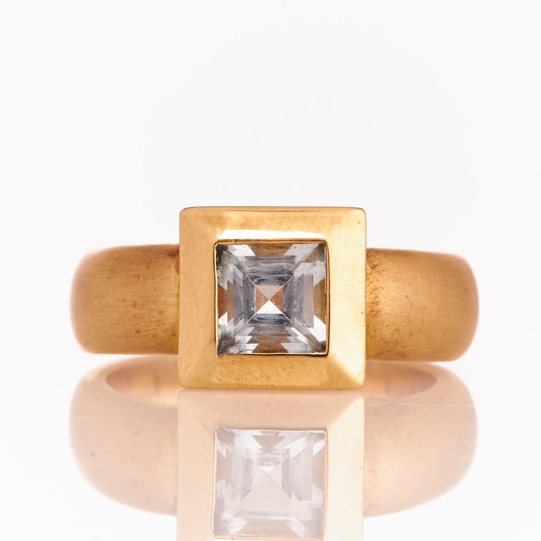 Modern Aquamarine Ring: Modern Aquamarine Ring 750/- yellow gold, stamped. Total weight: 14.1 g. 1 aquamarine in carré cut approx. 1 ct. Ring size 56. Very good condition. This modern aquamarine ring impresses with it