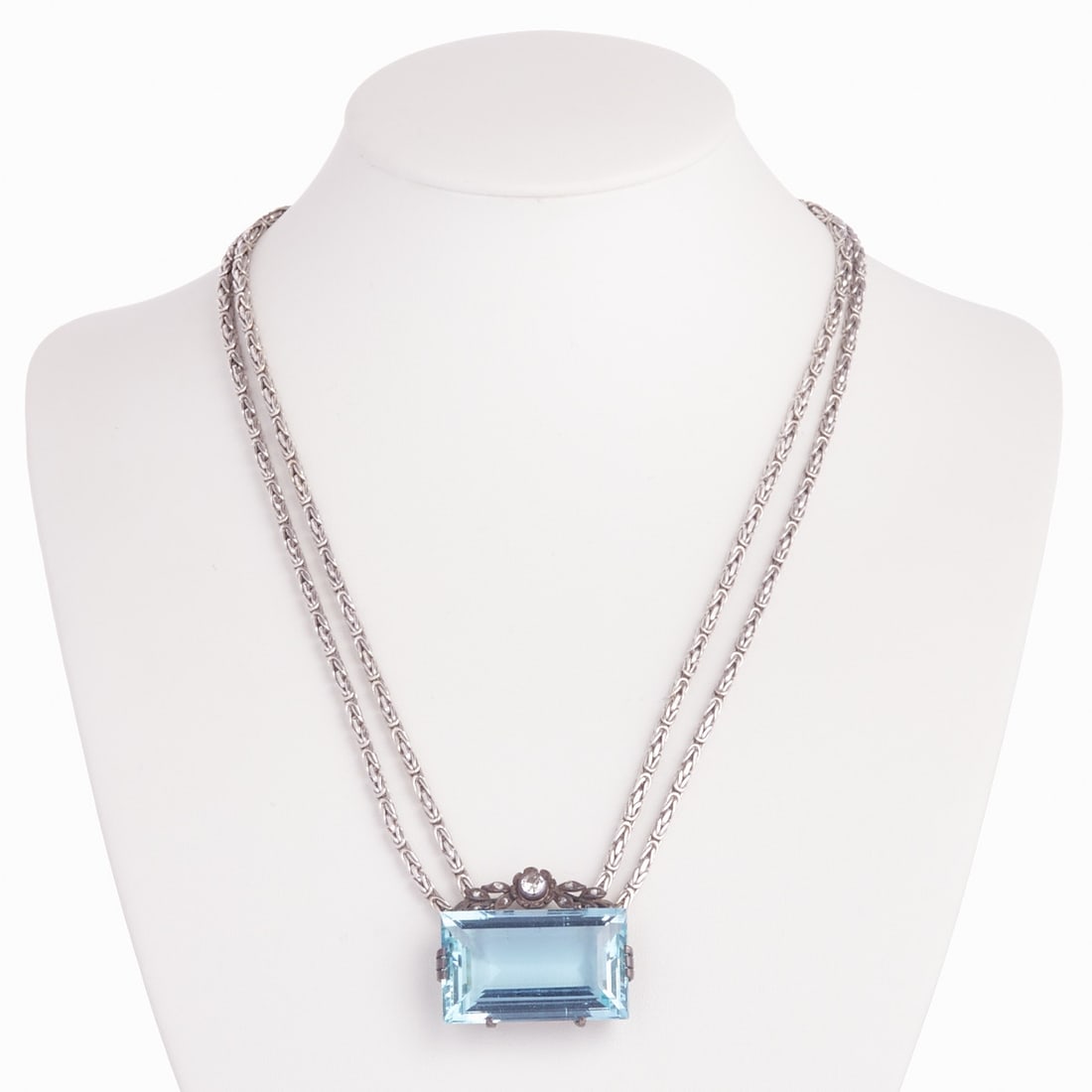 Antique aquamarine pendant on a modern chain: Antique aquamarine pendant on a modern chain Pendant: 1910/20. 585/- yellow gold and white gold and silver, partly stamped. Weight: 41.6 g. 1 aquamarine in step cut approx. 34 ct. (30 x 17 x 10.9 mm).