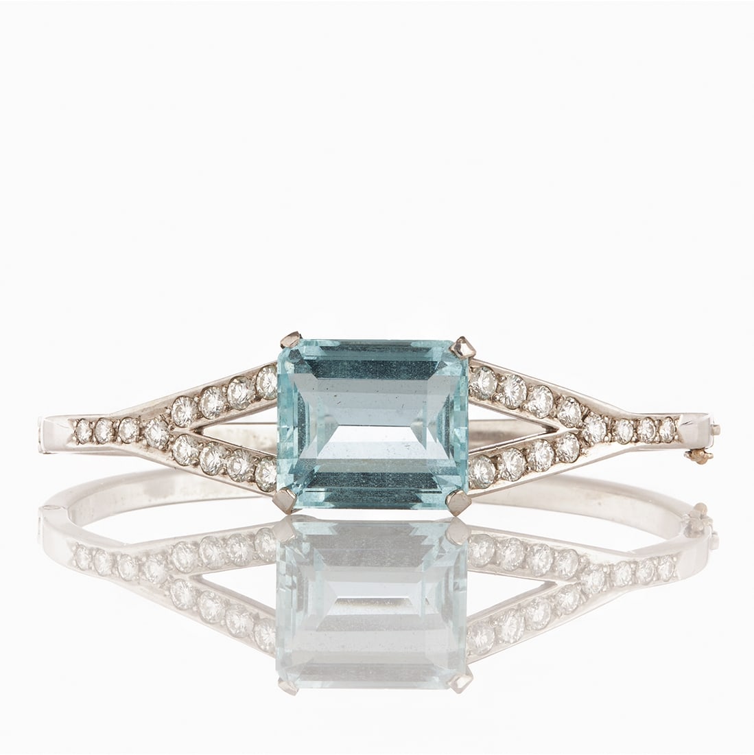 Aquamarine bangle with brilliant-cut diamonds: Aquamarine bangle with brilliant-cut diamonds Goldsmith cARAt: Bernhard von Sternburg, Hanover. 585/- white gold, stamped. Weight: 28.2 g. Hallmark: cA. 1 aquamarine in emerald cut of 19.56 ct. 24