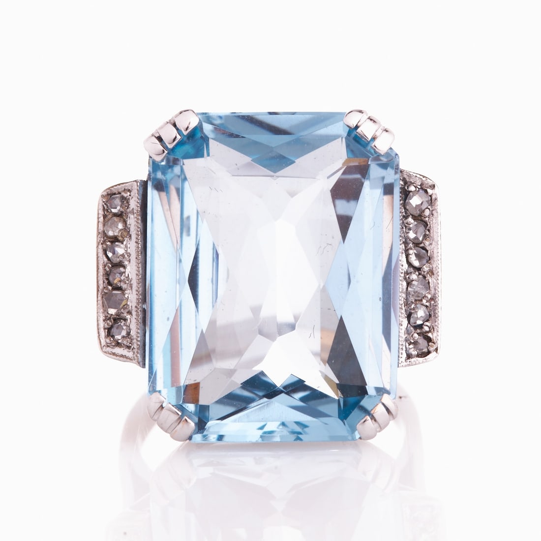 Aquamarine ring: Aquamarine ring 585/- white gold, stamped. Total weight: 10.9 g. 1 aquamarine in scissor cut approx. 13-14 ct. 12 small rose-cut diamonds. Ring size 53. Very good condition. Elegant aquamarine ring in