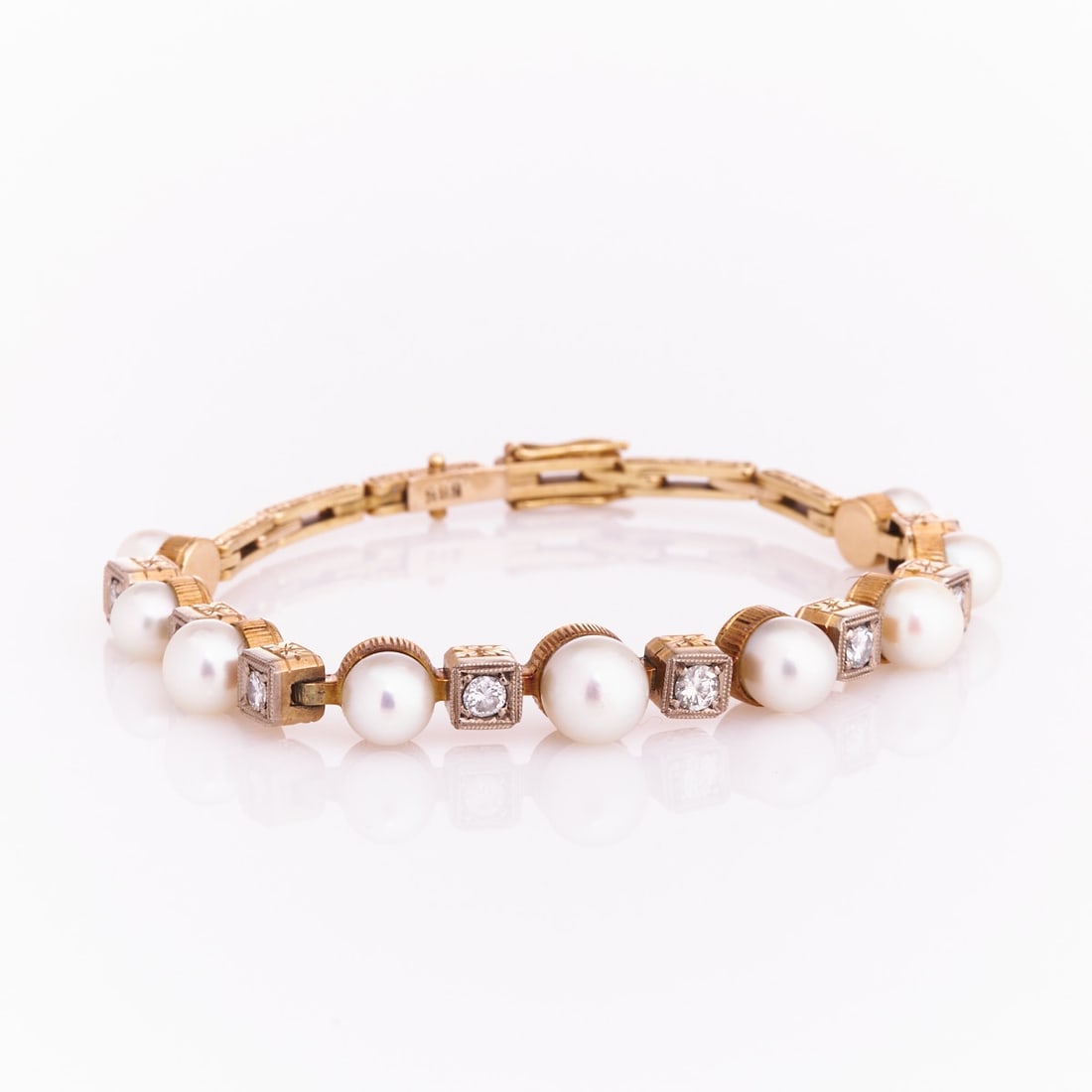 Bracelet with Pearls and Diamonds (1 of 1)
