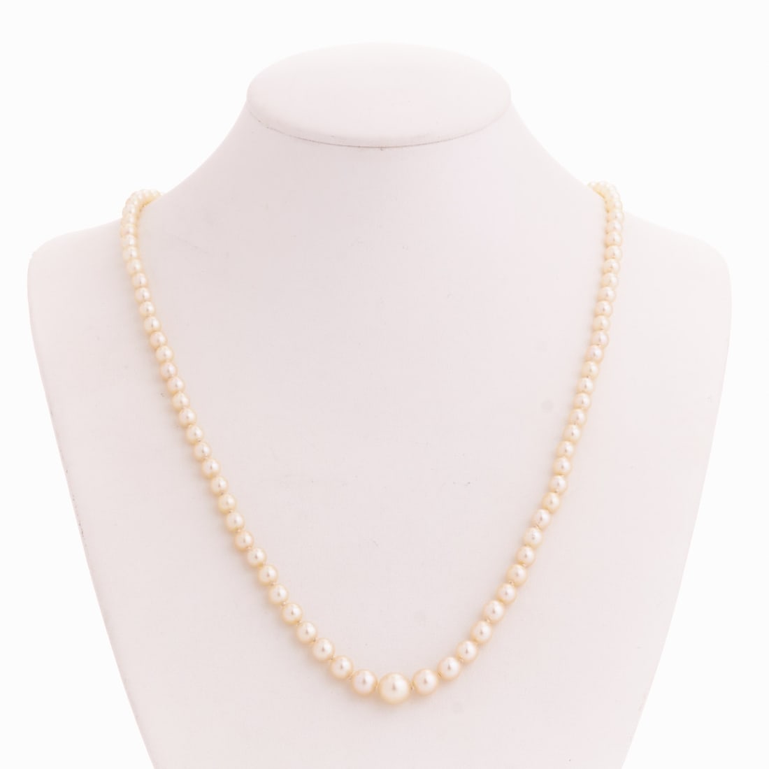 Graduated pearl necklace: Graduated pearl necklace. Metal, gold-plated. Weight: 13.1 g. Approx. 96 graduated pearls (max. diameter approx. 7.2 mm). Necklace length approx. 50 cm. Safety chain. Box clasp. Knotted pearl necklace