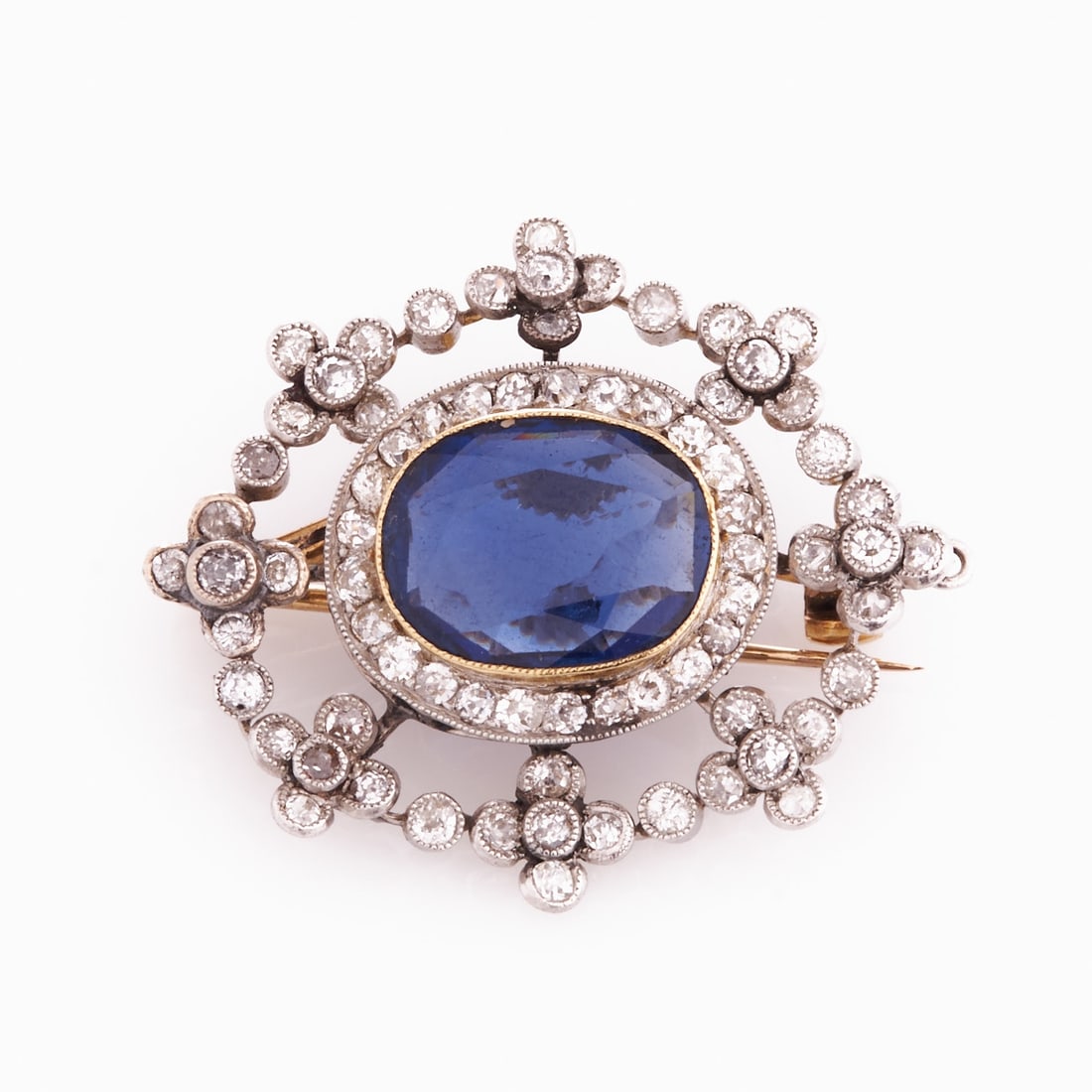 Antique brooch/pendant with sapphire and diamond halo: Antique brooch/pendant with sapphire and diamond halo. Circa 1900. Platinum and yellow gold, unstamped. Weight: 7.9 g. 1 oval-cut sapphire approx. 5 ct (1.2 x 1 cm). Various old-cut diamonds totaling 
