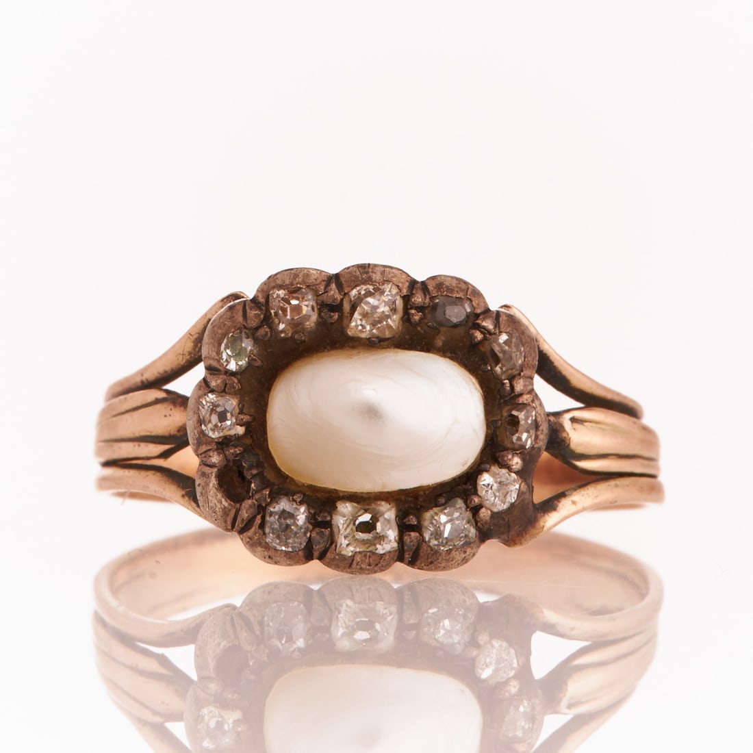 Antique pearl ring with diamond roses: Antique pearl ring with diamond roses. 585/- rose gold, unstamped, tested. Weight: 2.5 g. Inner inscription, illegible. Mabe pearl. Small diamond roses. Ring size 56. Signs of wear. One diamond rose