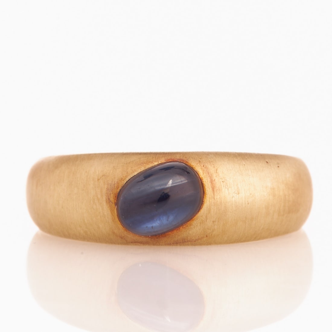 Modern Sapphire Cabochon Ring - also as a Men's Ring: Modern Sapphire Cabochon Ring - also as a Men's Ring 585/- yellow gold, stamped. Total weight: 9.6 g. 1 sapphire in cabochon cut approx. 0.5 ct. Ring size 62. Very good condition. This modern sapphire