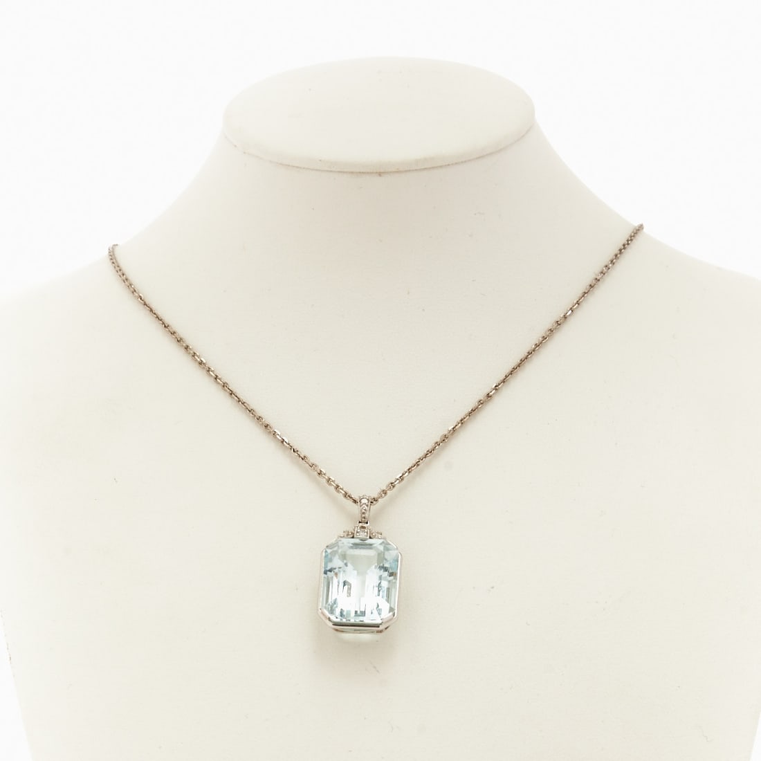 Classic simple aquamarine pendant with chain: Classic simple aquamarine pendant with chain 585/- white gold, hallmarked. Weight: 9.3 g. 1 emerald-cut aquamarine (18 x 14 x 9.7 mm) approx. 16 ct. 2 small diamonds. Pendant L. 3 cm. W. 1.4 cm.