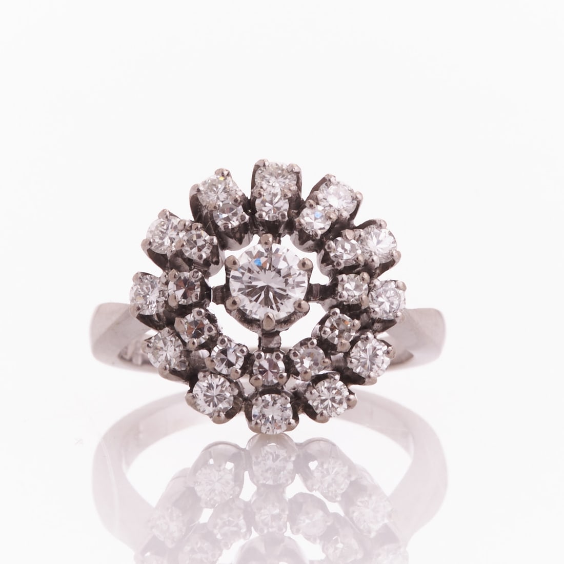 Radiant Brilliant-Cut Diamond Ring: Radiant brilliant-cut diamond ring 750/- white gold, stamped. Total weight: 8.7 g. Jeweler's mark: AM. 1 brilliant-cut diamond approx. 0.4 ct (w/vsi). 12 brilliant-cut diamonds total approx. 0.6 ct.