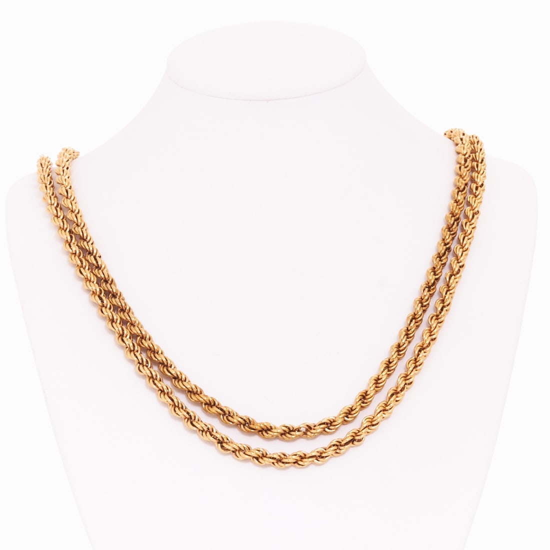 Long cord necklace: Long cord necklace Mid-Century. 585/- yellow gold, unstamped, tested. Total weight: 44.7 g. Length 132 cm. Width approx. 0.5 cm. Carabiner. Very good condition. Long cord necklace in classic