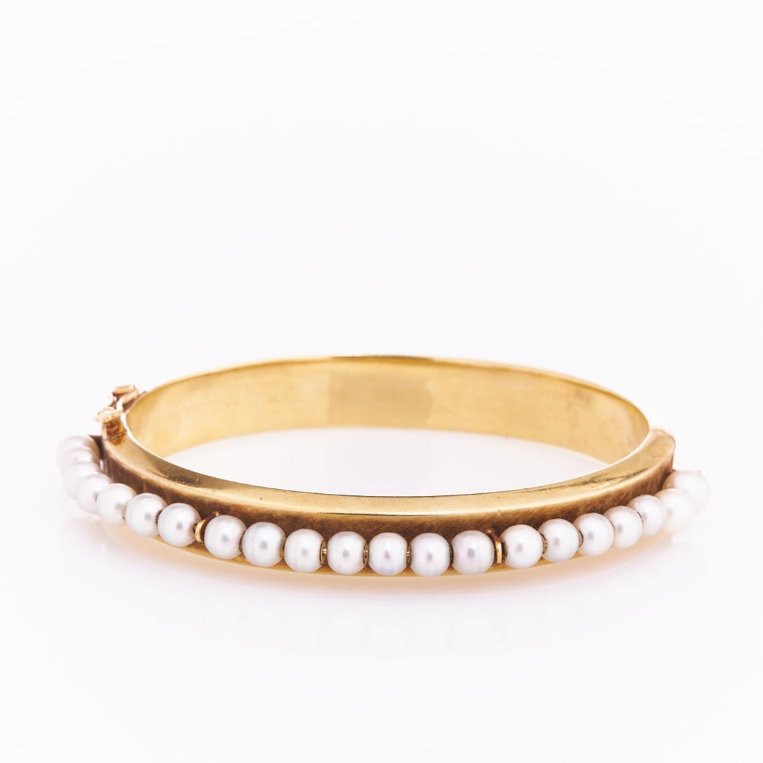 Pearl bangle bracelet: Pearl bangle bracelet Mid-Century. 585/- yellow gold, stamped, likely filled. Total weight: 30.8 g. Various grayish pearls (D. 5 mm). Inner dimensions: 5.2 x 6.2 cm. Width 1 cm. Box clasp with safety