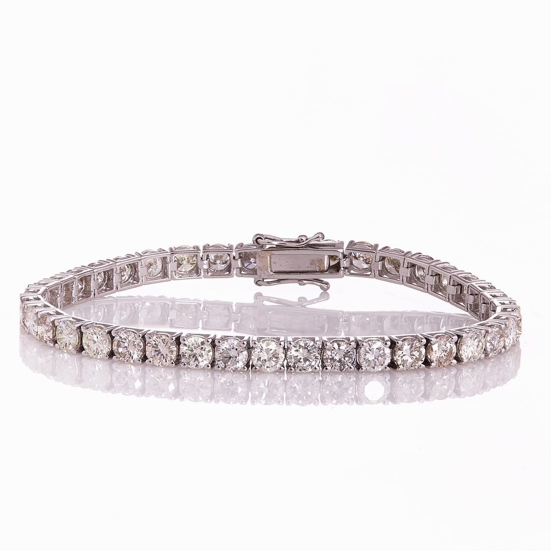 Tennis bracelet / Diamond bracelet 11.88 ct: Tennis bracelet / Diamond bracelet 11.88 ct 585/- white gold, stamped. Total weight: 12.50 g. 39 diamonds total approx. 11.88 ct (tw-cr/vsi-si). Length approx. 18 cm. Very good condition. Classic