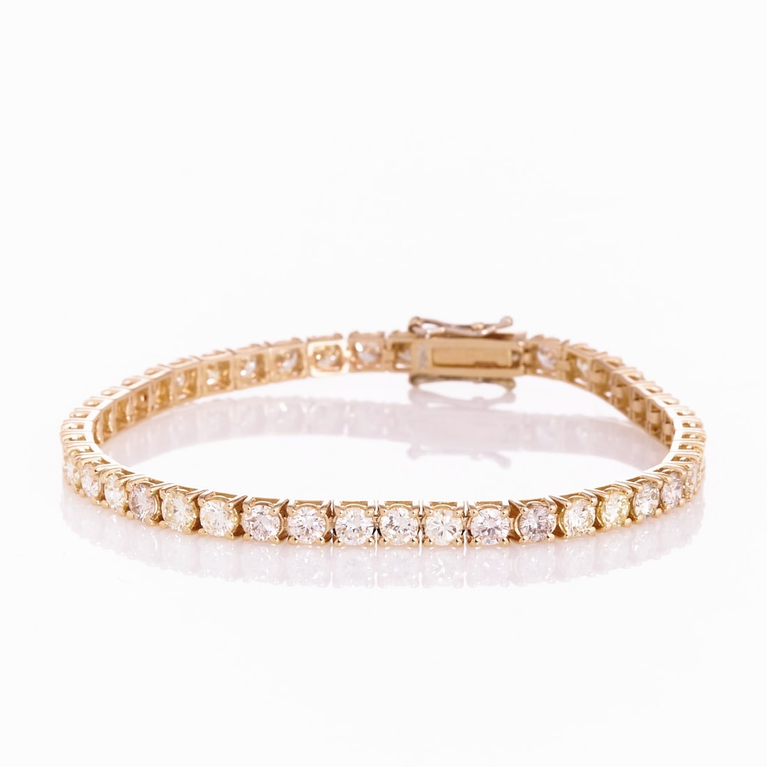 Tennis bracelet - Brilliant-cut diamond bracelet: Tennis bracelet - Brilliant-cut diamond bracelet 585/- yellow gold, stamped. Total weight: 10.10 g. 44 brilliant-cut diamonds total approx. 6.78 ct (J-N/vsi-si). Length 17.5 cm. Width 0.38 cm. Box