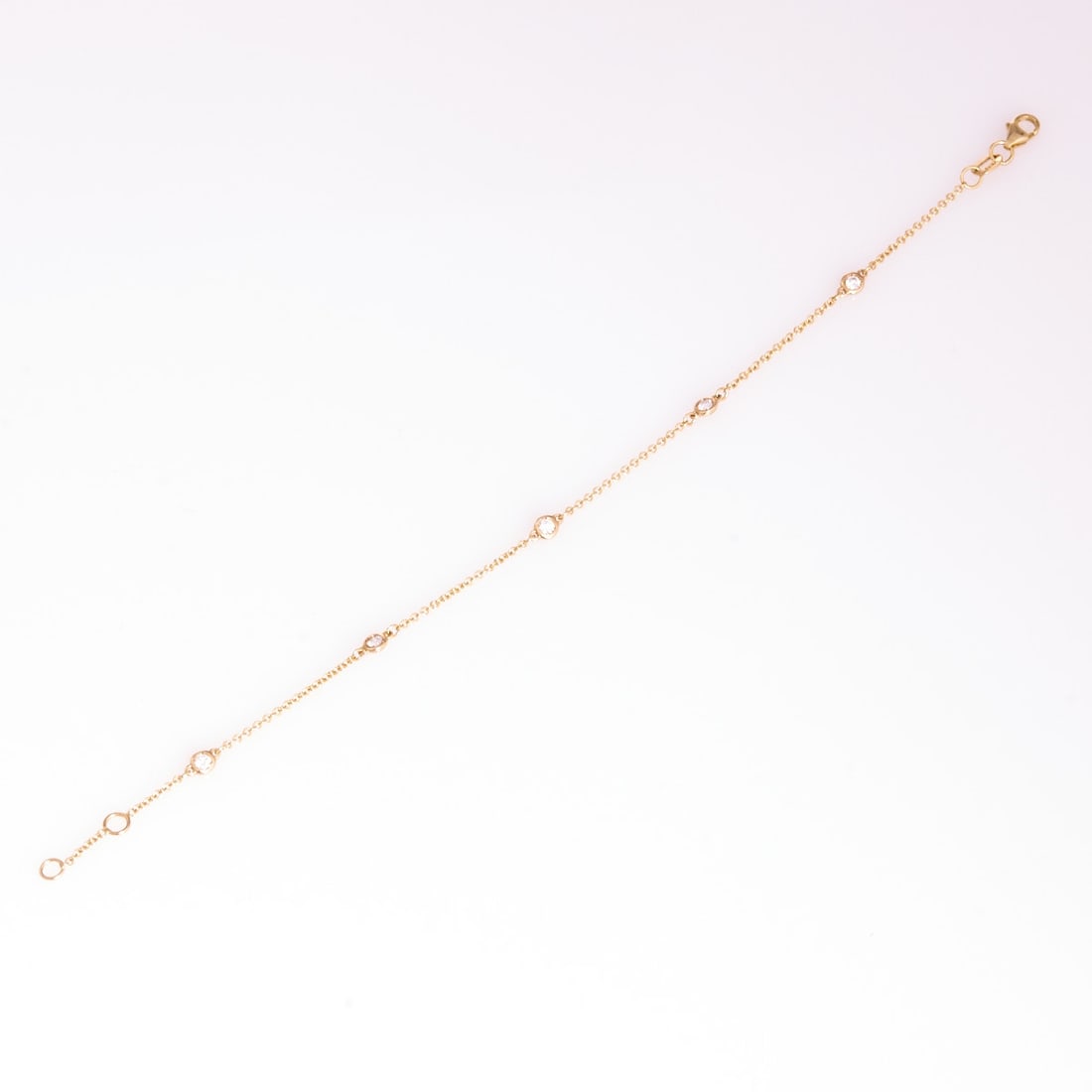 Delicate diamond bracelet: Delicate diamond bracelet 585/- yellow gold, stamped. Total weight: 1.4 g. 5 brilliant-cut diamonds total approx. 0.20 ct. Length 18 cm. Very good condition. Delicate yellow gold bracelet with fine
