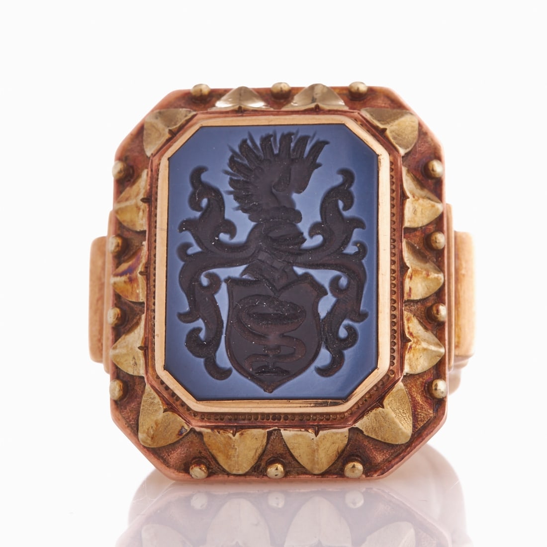 Historic Signet Ring - Men's Ring with Blue Layered Stone: Historic signet ring - men's ring with blue layered stone Probably 19th century. 585/- yellow gold and rose gold, hallmarked. Total weight: 31.9 g. Layered stone / agate plate with coat of arms. Ring