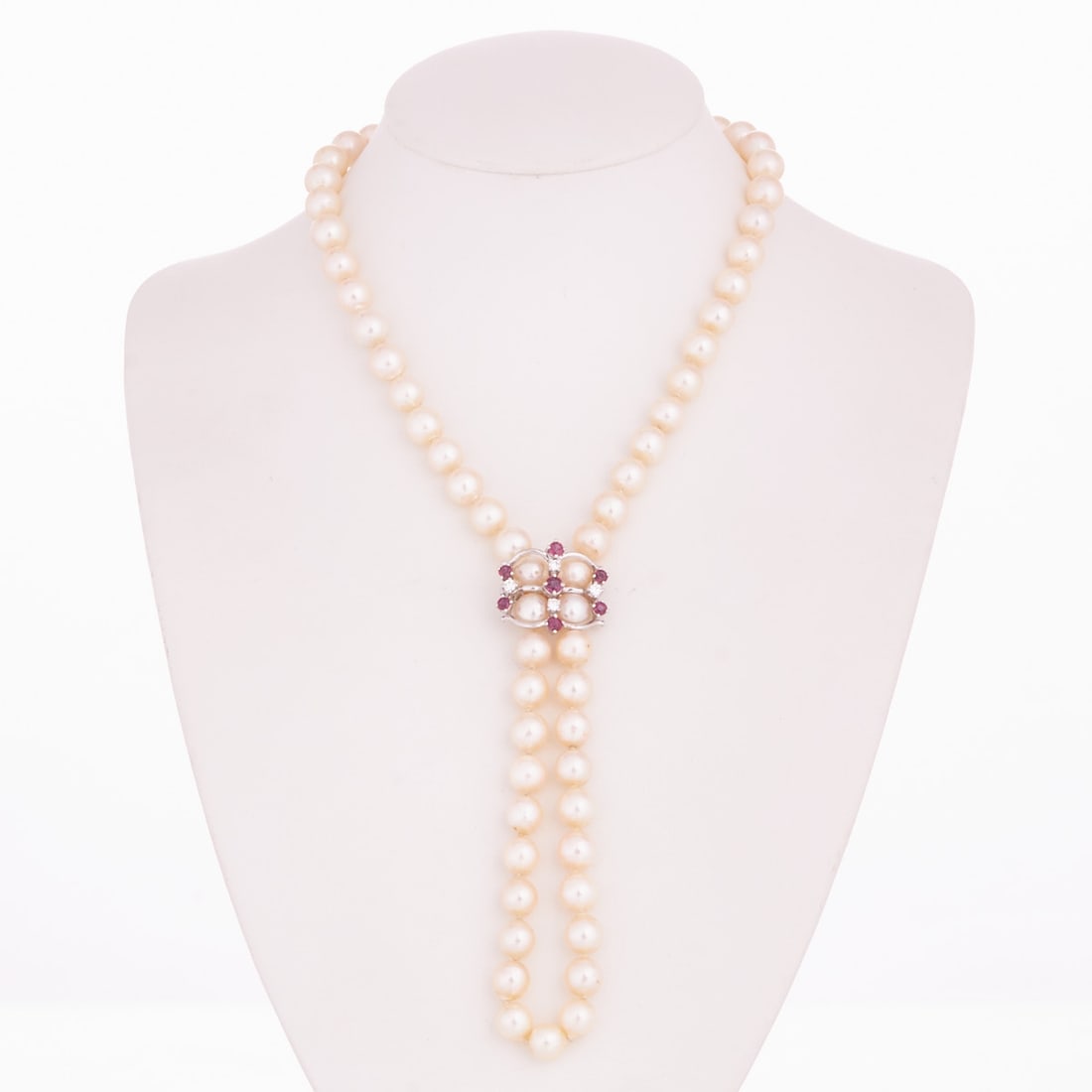 Beautiful Akoya endless pearl necklace with decorative ruby-brilliant clip: Beautiful Akoya endless pearl necklace with decorative ruby-brilliant clip 585/- white gold, stamped. Clip weight: 3.8 g. Pearl necklace weight: approx. 60 g. Approx. 110 Akoya cultured pearls (D.