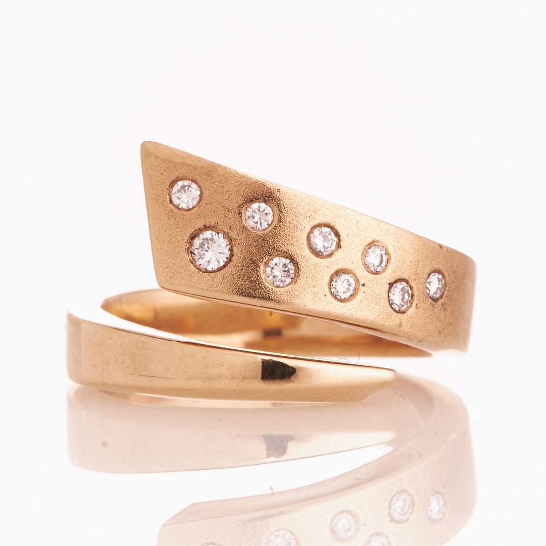 Ring with open shank and small brilliant-cut diamonds: Ring with open shank and small brilliant-cut diamonds 585/- yellow gold, stamped. Total weight: 9.6 g. 9 brilliant-cut diamonds total approx. 0.2 ct. Ring size 57. Very good condition. This modern rin