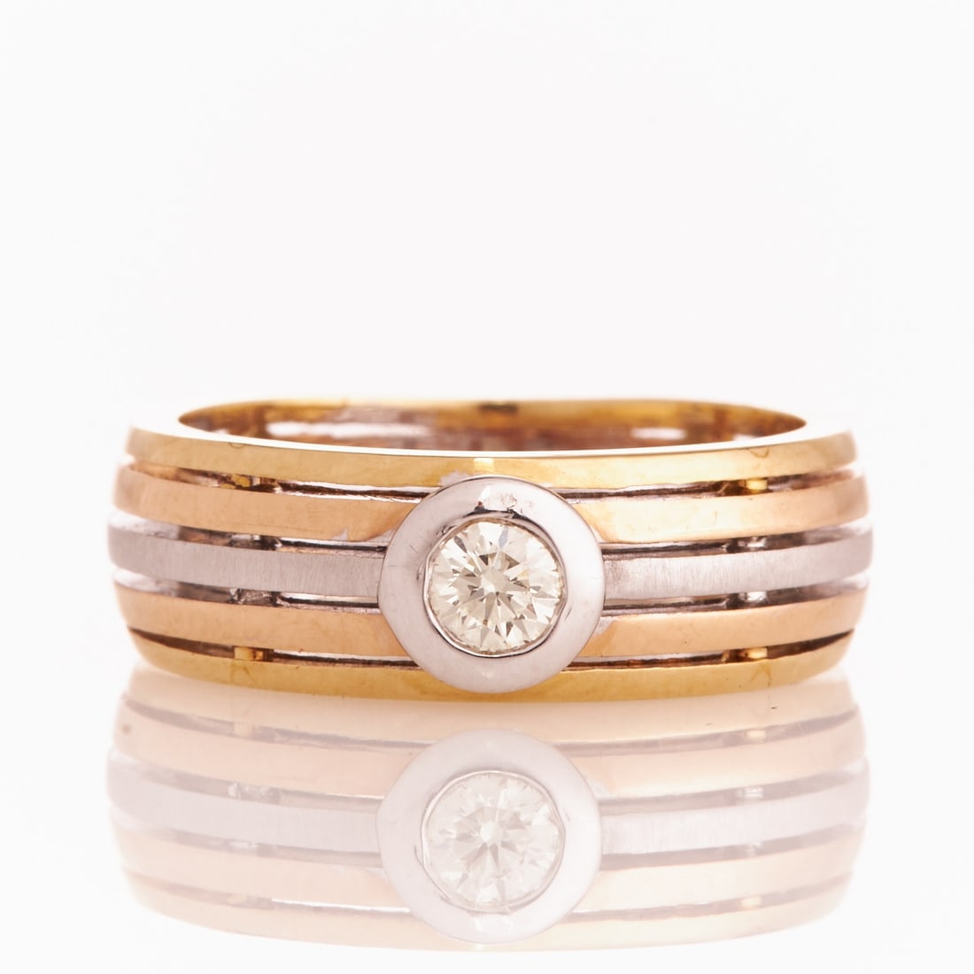 Tricolor brilliant-cut diamond ring: Tricolor brilliant-cut diamond ring 750/- yellow gold, rose gold and platinum, unstamped. Total weight: 9.2 g. 1 brilliant-cut diamond of approx. 0.25 ct (w-tcr/vsi-si). Ring size 57. Very good condit