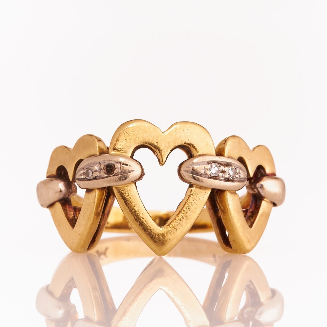 Triple heart ring: Triple heart ring 750/- yellow gold, stamped. Weight: 8 g. 3 diamonds in 8/8-cut. (1 stone missing). Ring size 56. Traces of wear. In jewellery, the heart shape is often understood as a symbolic gift 