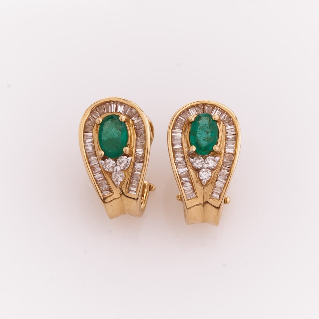 Pair of longer emerald stud earrings with brilliant-cut diamonds: Pair of longer emerald stud earrings with brilliant-cut diamonds 585/- white gold, stamped. Weight: 5.8 g. 2 emeralds in pear cut total approx. 0.6 ct. Approx. 46 brilliant-cut diamonds total approx. 