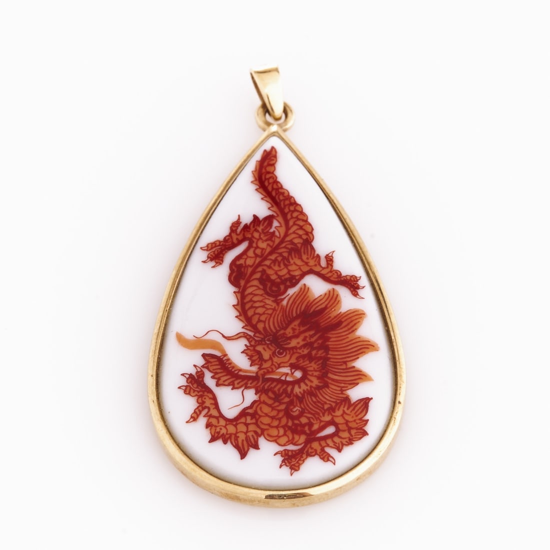 Meissen porcelain pendant with red Ming dragon: Meissen porcelain pendant with red Ming dragon State Porcelain Manufactory, Meissen after 1934. 585/- yellow gold, stamped. Total weight: 8.4 g. Porcelain, white, glazed. Polychrome painted (4 x 2.3 c