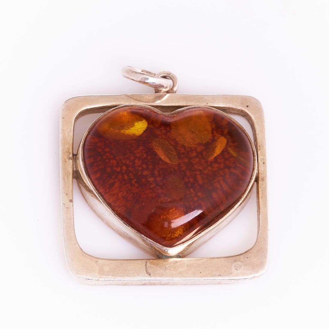 Pendant with heart-shaped amber (1 of 1)