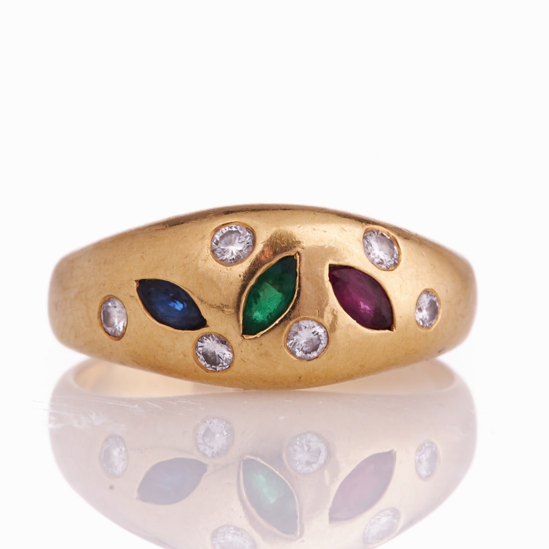 Ring with brilliant-cut diamonds and coloured gemstones: Ring with brilliant-cut diamonds and coloured gemstones 750/- yellow gold, hallmarked. Weight: 6.1 g. 1 sapphire, 1 emerald and 1 ruby in Vesica Piscis form. 6 brilliant-cut diamonds total 0.18 ct (W/