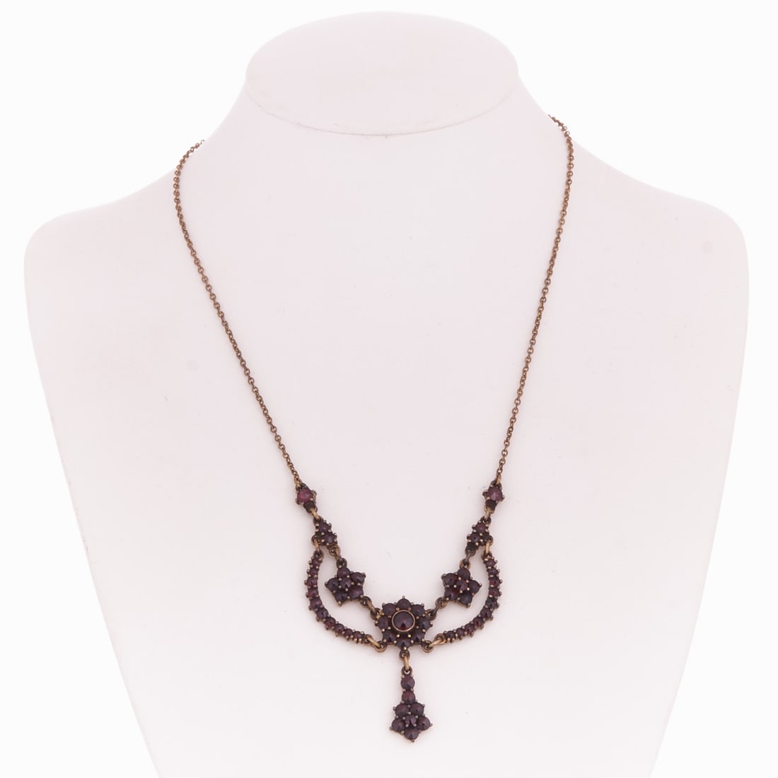 5-piece Garnet Collection: Garnet Necklace, Bracelet, Rings and Pendant: 5-piece Garnet Collection: Garnet Necklace, Bracelet, Rings and Pendant 585/- rose gold, hallmarked. 333/- yellow gold, hallmarked. And metal, gilded. Total weight: 28.5 g. Various garnet stones.