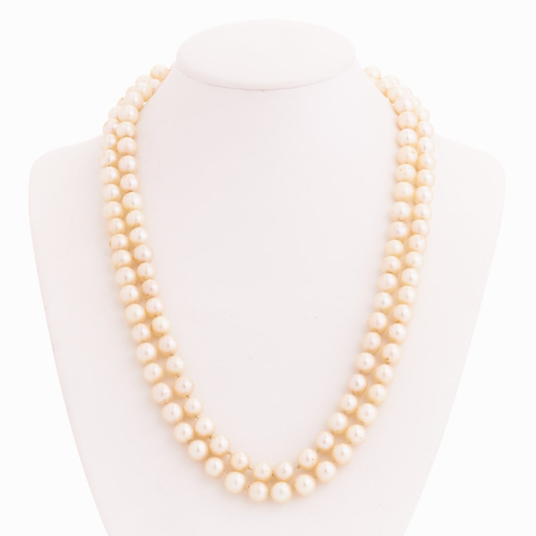 Cultured Pearl Necklace with Gold Clasp: Cultured pearl necklace with gold clasp 585/- yellow gold, stamped. Total weight: 73.9 g. Various cultured pearls (7.2 mm). L. 112 cm. Box clasp, knotted, needs re-knotting. Signs of wear.