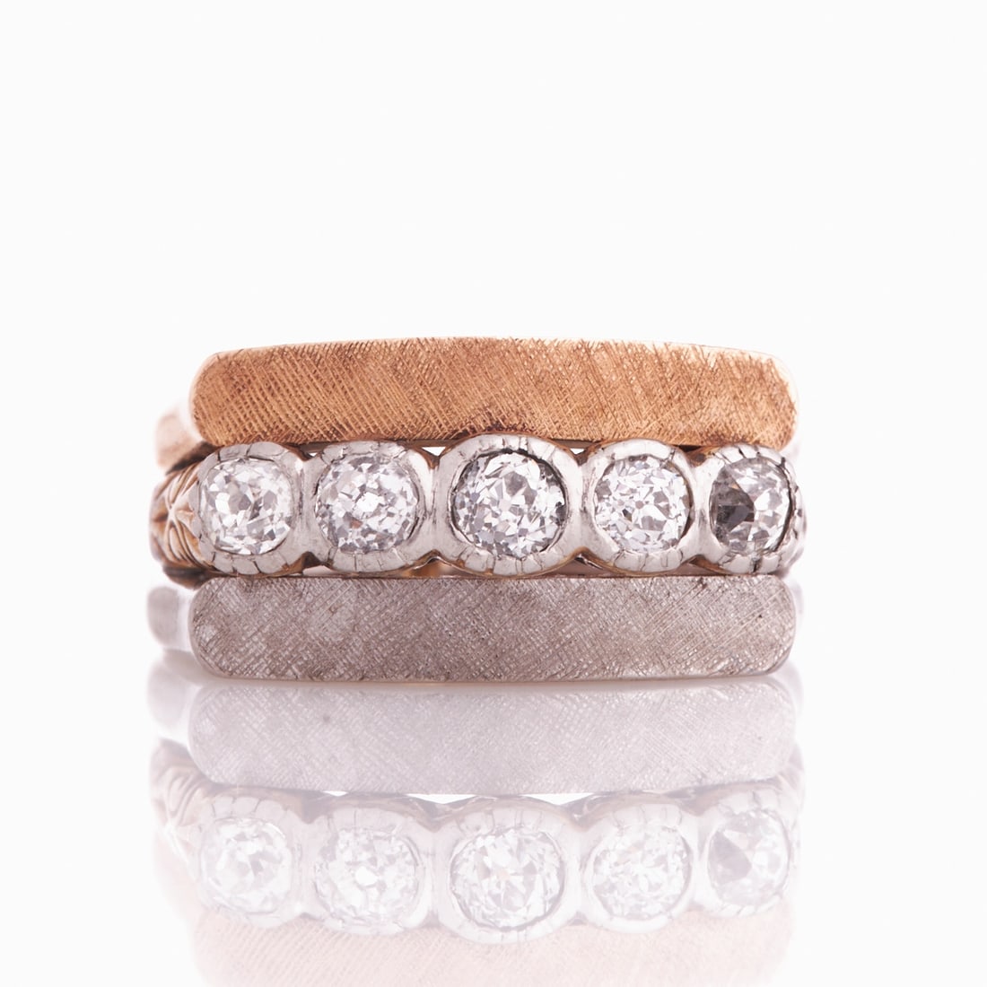 Band Ring with Diamonds - Old Meets New: Band ring with diamonds - Old Meets New 585/- yellow gold, rose gold and white gold, stamped. Total weight: 9.4 g. 5 old-cut diamonds totaling approx. 0.8-1 ct. Ring size 55-56. Very good condition. M