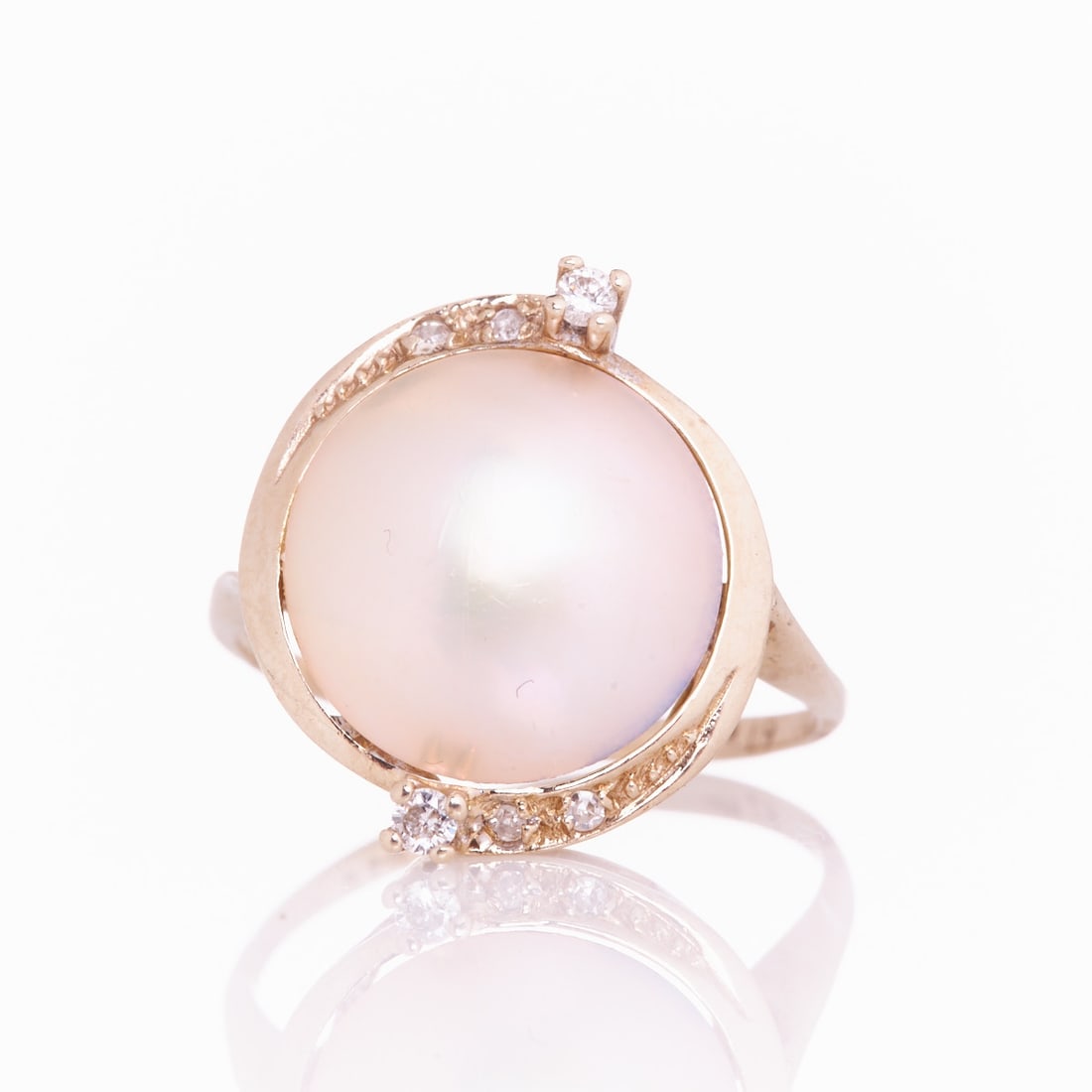 Mabe Pearl Ring with Brilliant Cut Diamonds: Mabe Pearl Ring with Brilliant Cut Diamonds 585/- white gold, stamped. Weight: 3.2 g. 1 mabe pearl (Ø 1.3 cm). 6 brilliant cut diamonds total approx. 0.14 ct. Ring size 54.5. Very good conditio