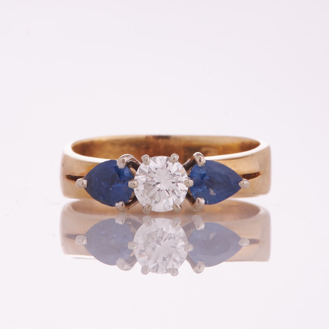 Sapphire and Diamond Ring: Sapphire and Diamond Ring Mid-Century. 585/- yellow gold and white gold, stamped. Total weight: 5.3 g. 1 brilliant-cut diamond approx. 0.5 ct (tw-w-ct/vsi-si). 2 cornflower blue sapphire teardrop cuts