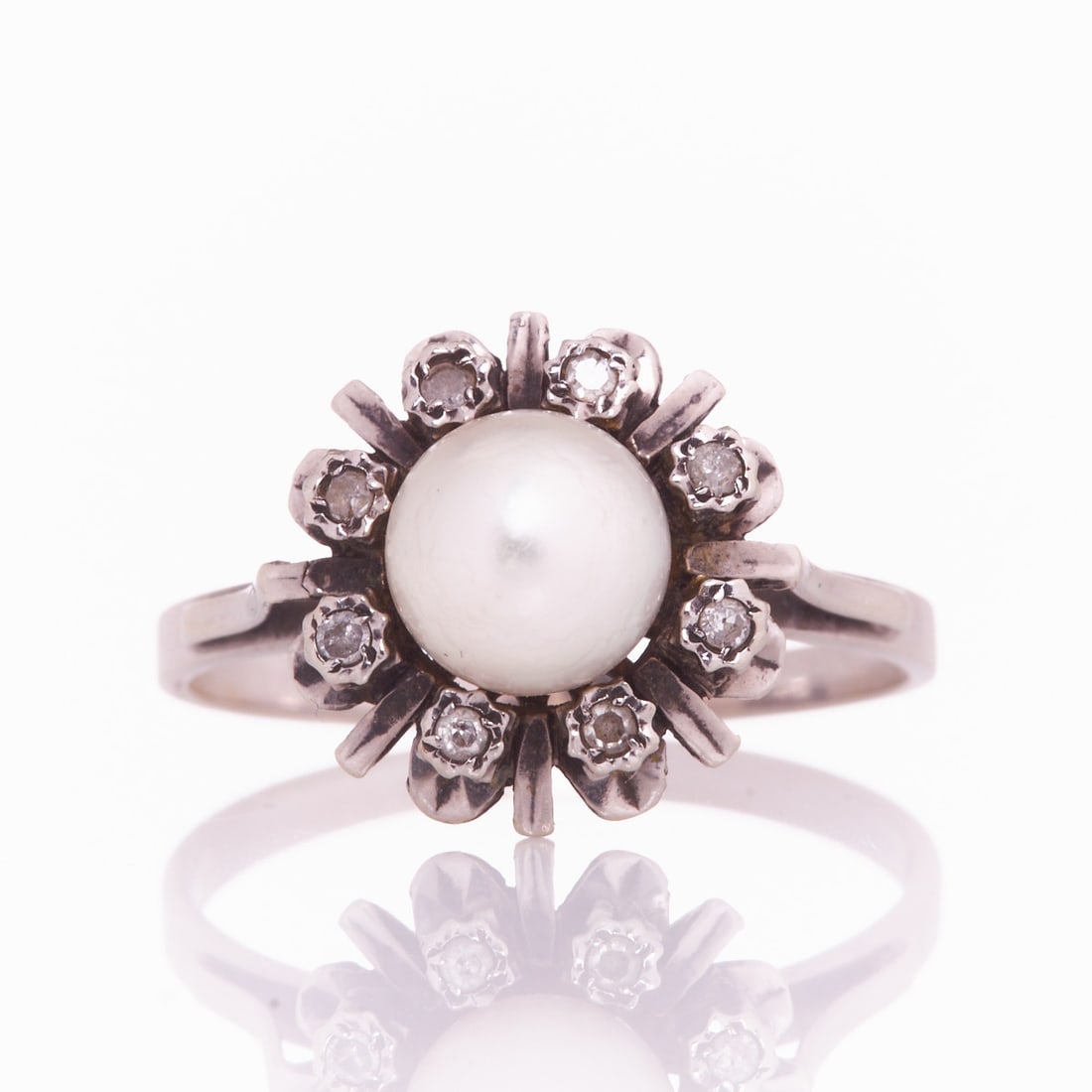 Pearl Ring with Brilliant-Cut Diamonds: Pearl ring with brilliant-cut diamonds 585/- white gold, stamped. Weight: 4 g. 8 brilliant-cut diamonds total approx. 0.24 ct. 1 cultured pearl (7.3 mm). Ring size 59. Good condition.