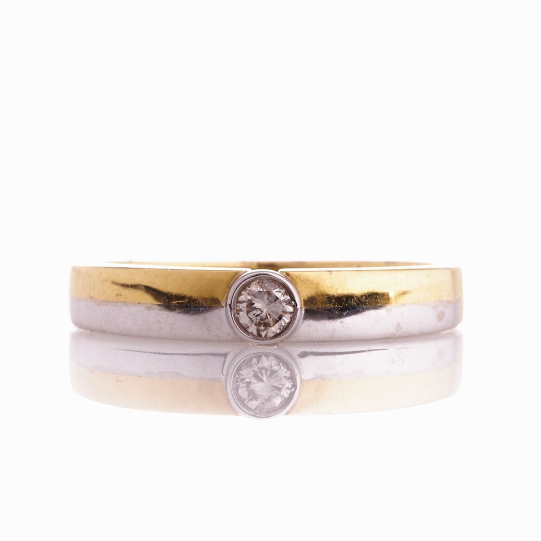 Simple Diamond Ring: Simple diamond ring 750/- yellow gold and white gold, stamped. Total weight: 2.93 g. 1 brilliant-cut diamond approx. 0.05 ct. Ring size 54. Very good condition. Dainty ring with subtle diamond