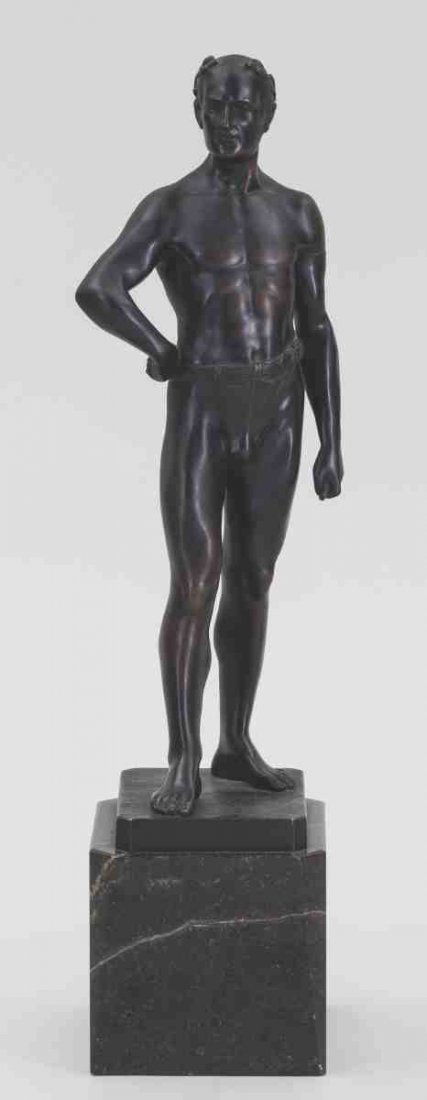 Hans Keck Tätig von 1900 bis 1922 - Sieger - ...: Hans Keck Tätig von 1900 bis 1922 - Sieger - Bronze. Schwarzbraun patiniert. Dunkelgrauer Marmorsockel. H. o./m. Sockel: 32,8 / 43,8 cm. Auf der Schmalseite der Standfläche rückseitig sign. H. Keck