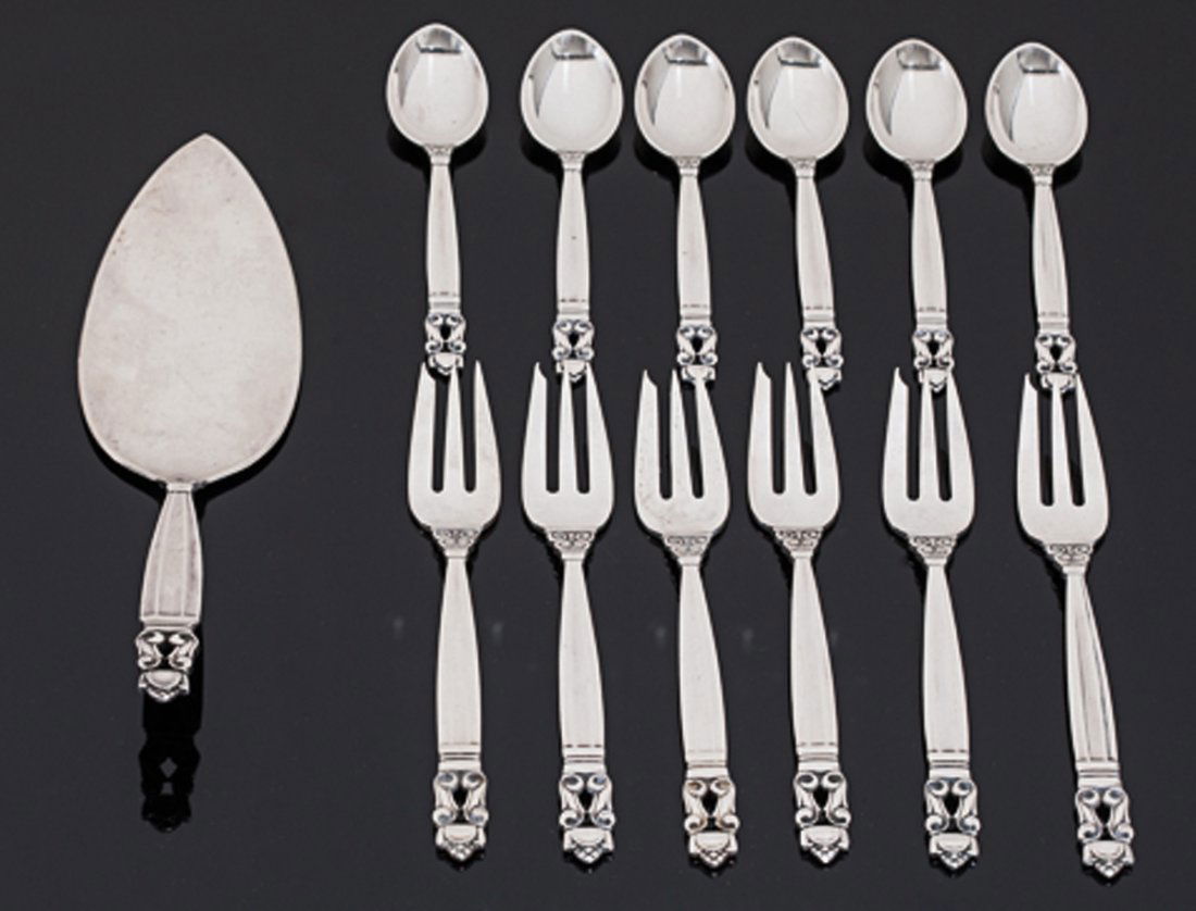 6 Kuchengabeln, 6 Kaffeelöffel, 1 Heber Konge...: 6 Kuchengabeln, 6 Kaffeelöffel, 1 Heber Konge Georg Jensen/Kopenhagen/Dänemark. Entwurf Johan Rohde. 925er Silber. Punzen: Herst.-Marke, Sterling. Gew.: 322 g. 6 Kuchengabeln. L. 14,5 cm. 6 Kaffeel�