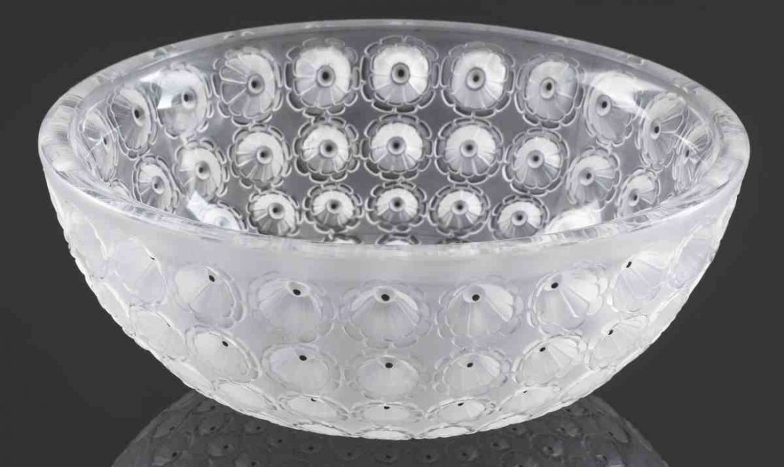 Schale Nemours Lalique, Wingen-sur-Moder. Far...: Schale Nemours Lalique, Wingen-sur-Moder. Farbloses Glas, formgepresst, außen mattiert. Zentrum der Blüten schwarz bemalt. Unter dem Stand bez.: Lalique R(im Kreis) France. H. 9,5 cm, D. 25,5 cm. - 