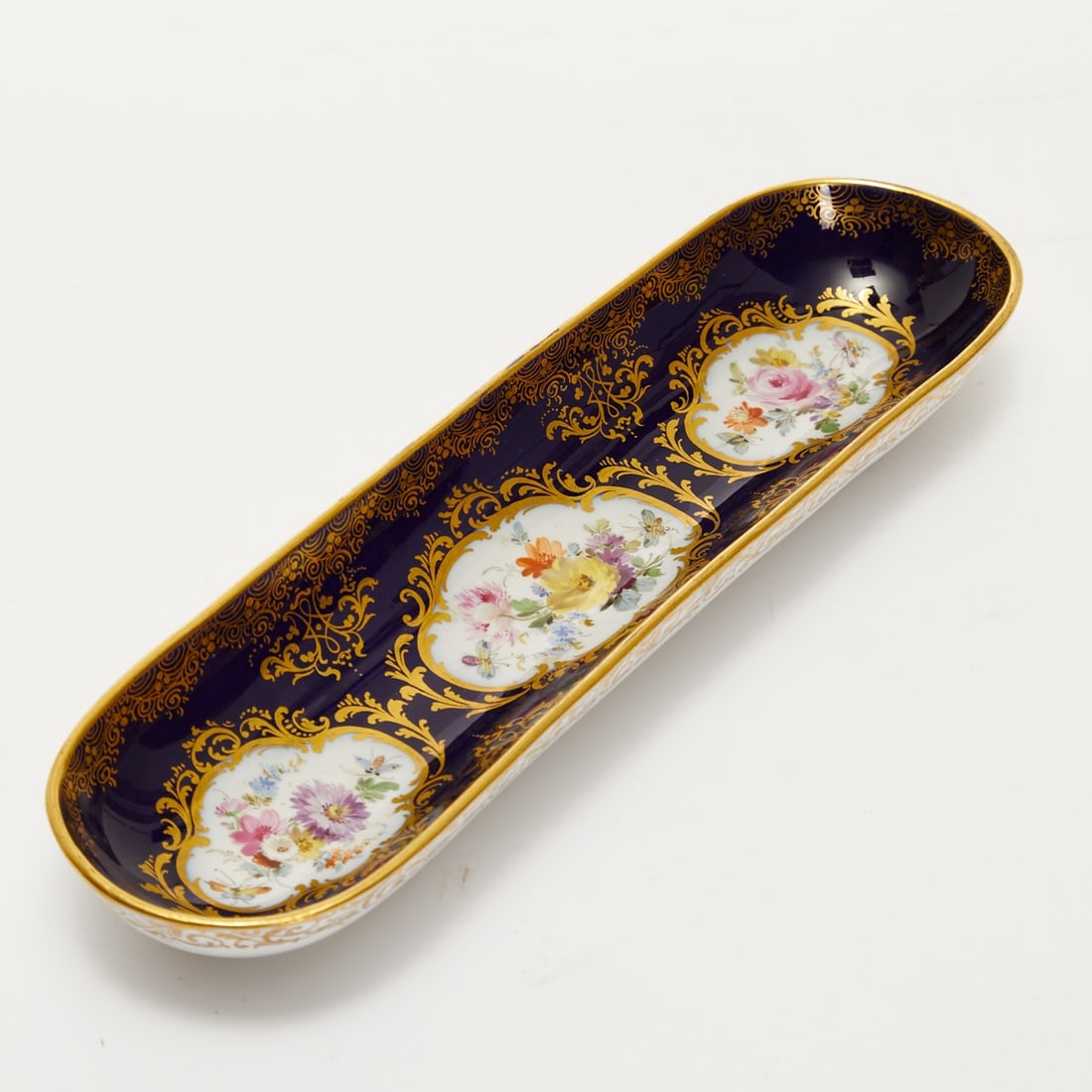 Feather dish - FF flower painting Amsterdam style, Meissen 1850-1924: Feather dish - FF flower painting Amsterdam style Royal and State Porcelain Manufactory, Meissen 1850-1924. Porcelain, white, glazed. Cobalt blue ground. Polychrome and gold painted. Blue pommel cross