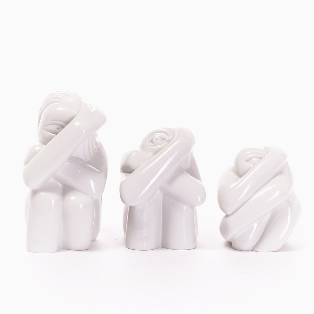 3 different Crouching figures, one-eyed - Peter Makolies, Meissen 1991, 1992: 3 different Crouching figures, one-eyed - Peter Makolies State Porcelain Manufactory, Meissen 1991, 1992. White porcelain, glazed. Underglaze blue crossed swords mark. One grind line under the mark. I
