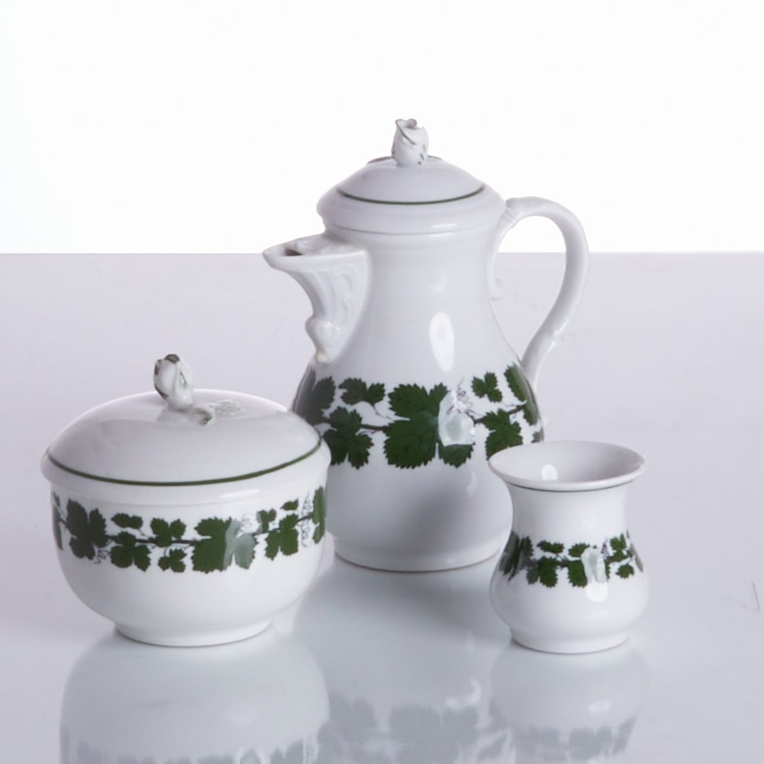 1 Mocha pot, 1 lidded box, 1 vase - Vine leaves / Full green vine wreath. Meissen 1971-1980.: 1 Mocha pot, 1 lidded box, 1 vase - Vine leaves / Full green Vine wreath State Porcelain Manufactory, Meissen. Porcelain, white, glazed. Painted green underglaze. Blue sword mark underglaze. 1 Mocha p