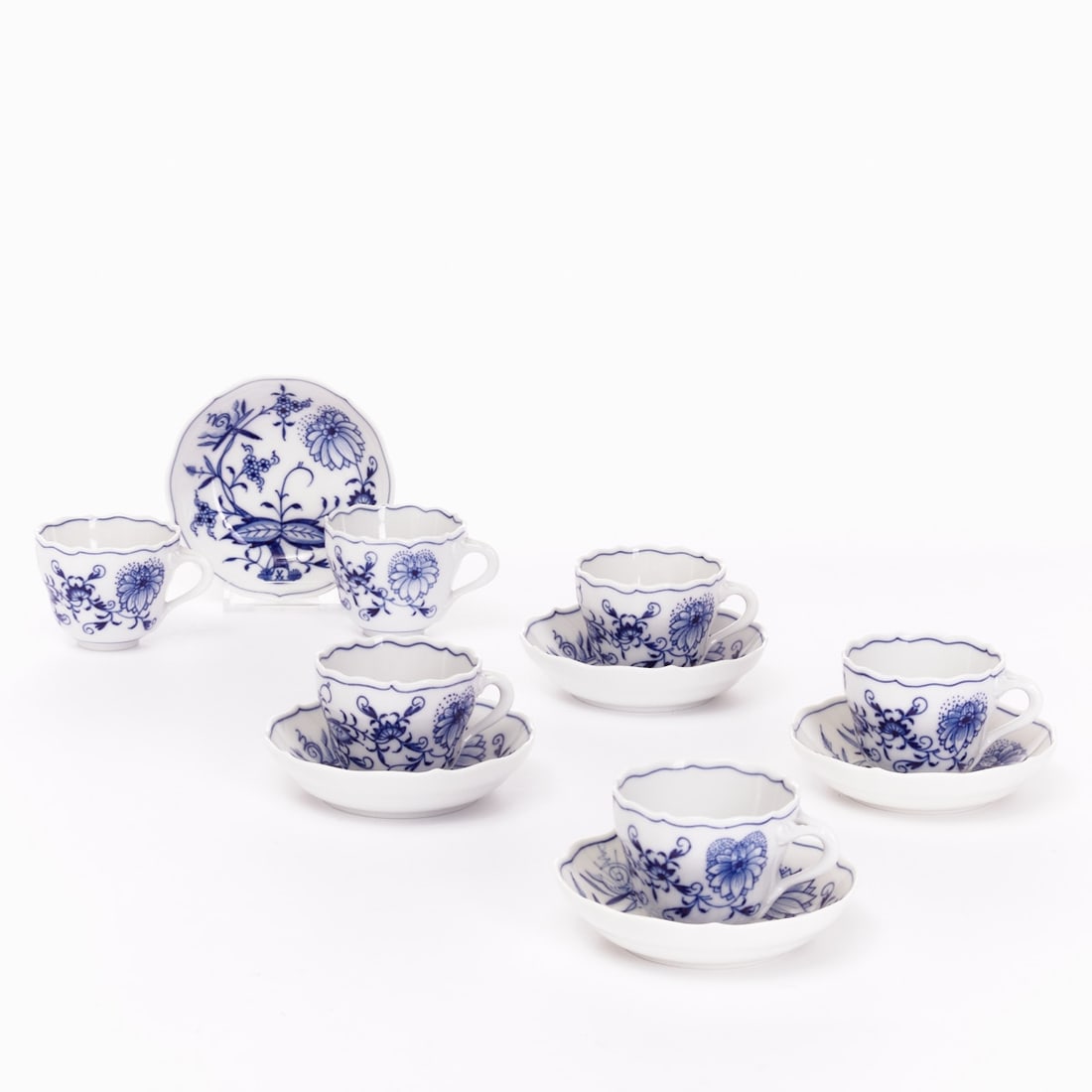 6 Mocha cups and 5 saucers - New Cutout: Blue Onion pattern, Meissen 1935-1947 and 1972-1980: 6 Mocha cups and 5 saucers - New Cutout: Blue Onion pattern State Porcelain Manufactory, Meissen 1935-1947 and 1972-1980. Porcelain, white, glazed. Cobalt blue painted underglaze. Form "New Cutou
