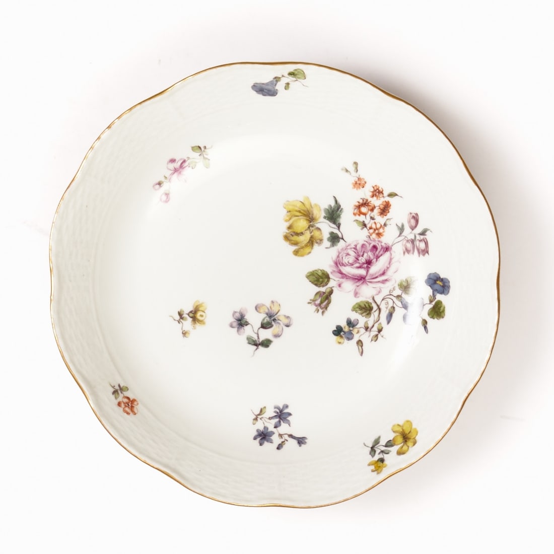Round bowl - Osier: flower bouquet / stylized flowers. Meissen, c. 1750.: Round bowl - Osier: flower bouquet / stylized flowers Meissen, c. 1750. Porcelain, white, glazed. Polychrome painted. Gold rim. Underglaze blue crossed swords mark. 1st choice. Impressed: 16. H. 5 cm,