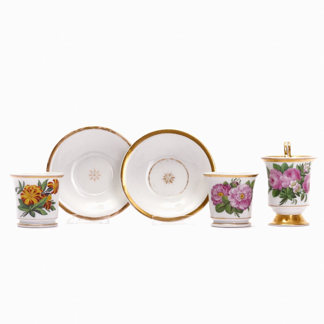 2 cups with saucers and 1 cup with volute handle - floral painting, KPM Berlin 1823-1832: 2 cups with saucers and 1 cup with volute handle - floral painting Königliche Porzellan Manufaktur (KPM), Berlin 1823-1832. Porcelain, white, glazed. Polychrome and gold painted. Gold rim. Underg
