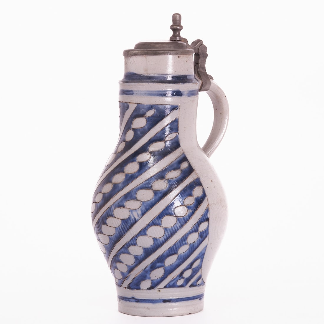 Large pear jug - spiral decor.: Large pear jug - spiral decor Westerwald early 19th century. Grey, salt-glazed stoneware with incised decoration, cobalt blue painting. Tin mounting with thumb rest and tin lid with monogram J.E. Tin